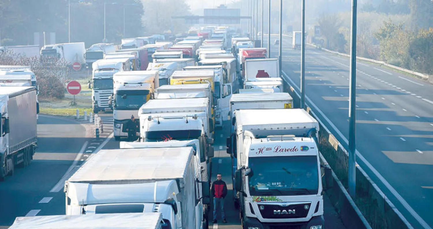 احتجاج الشاحنات على الطرق السريعة في فرنسا يوم الأربعاء الماضي (أ.ف.ب)