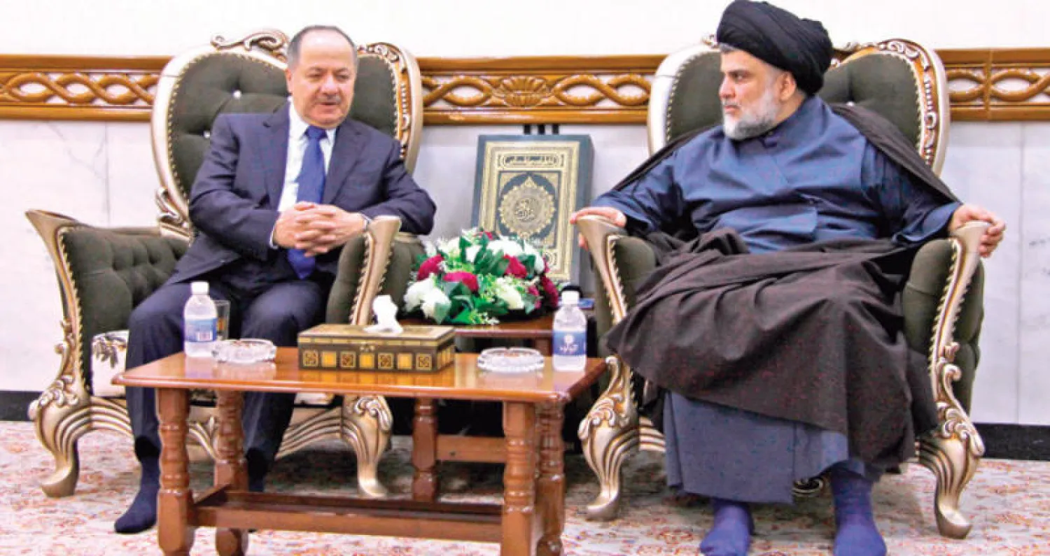 زار رئيس الحزب الديمقراطي الكردستاني مسعود بارزاني في النجف أمس زعيم التيار الصدري مقتدى الصدر الذي وصف زيارة الزعيم الكردي بـ«التاريخية» (أ.ف.ب)