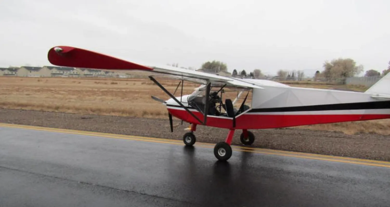 الطائرة ذات المحرك الواحد التي سرقها مراهقان أميركيان وأعاداها لمطار «فيرنال» الإقليمي في مقاطعة ينتاه في ولاية يوتا (رويترز)