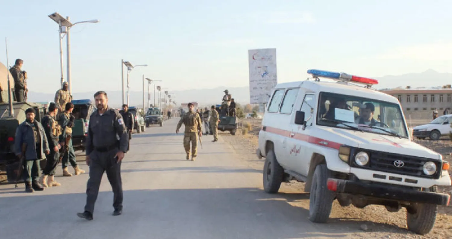 تواجد أمني خارج قاعدة عسكرية في خوست بعد تفجير انتحاري راح ضحيته العشرات داخل مسجد أثناء صلاة الجمعة (أ.ف.ب)