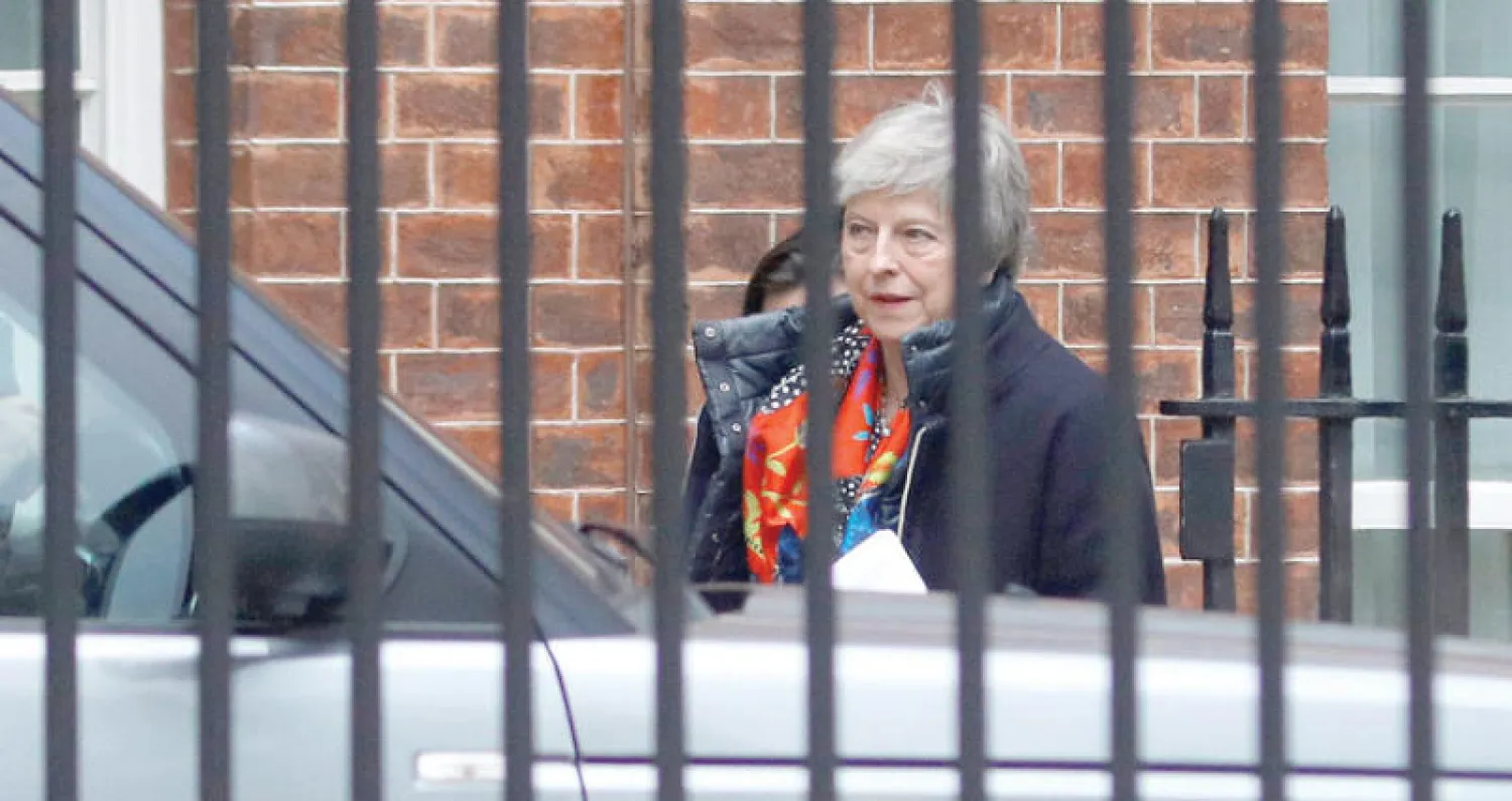 تيريزا ماي المحاصرة (رويترز)