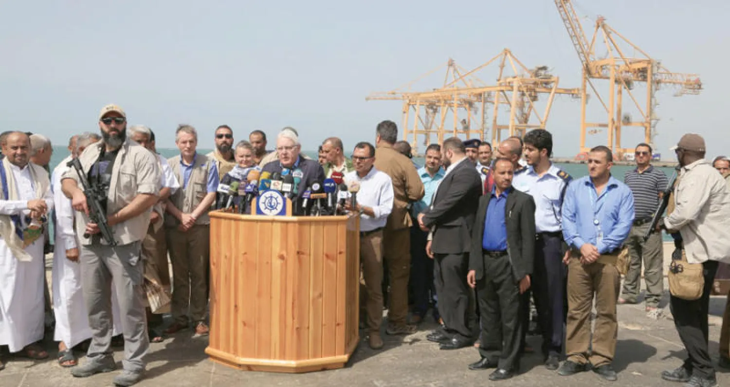 المبعوث الأممي لدى زيارته الحديدة الجمعة ويبدو من خلفه ميناؤها (رويترز)