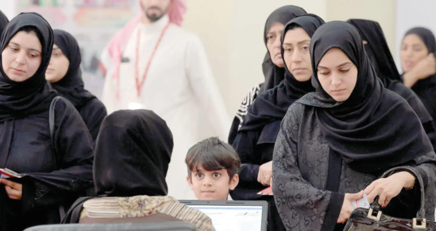 بحرينيات يدلين بأصواتهن في أحد مراكز الاقتراع شمال المنامة أمس (أ.ف.ب)