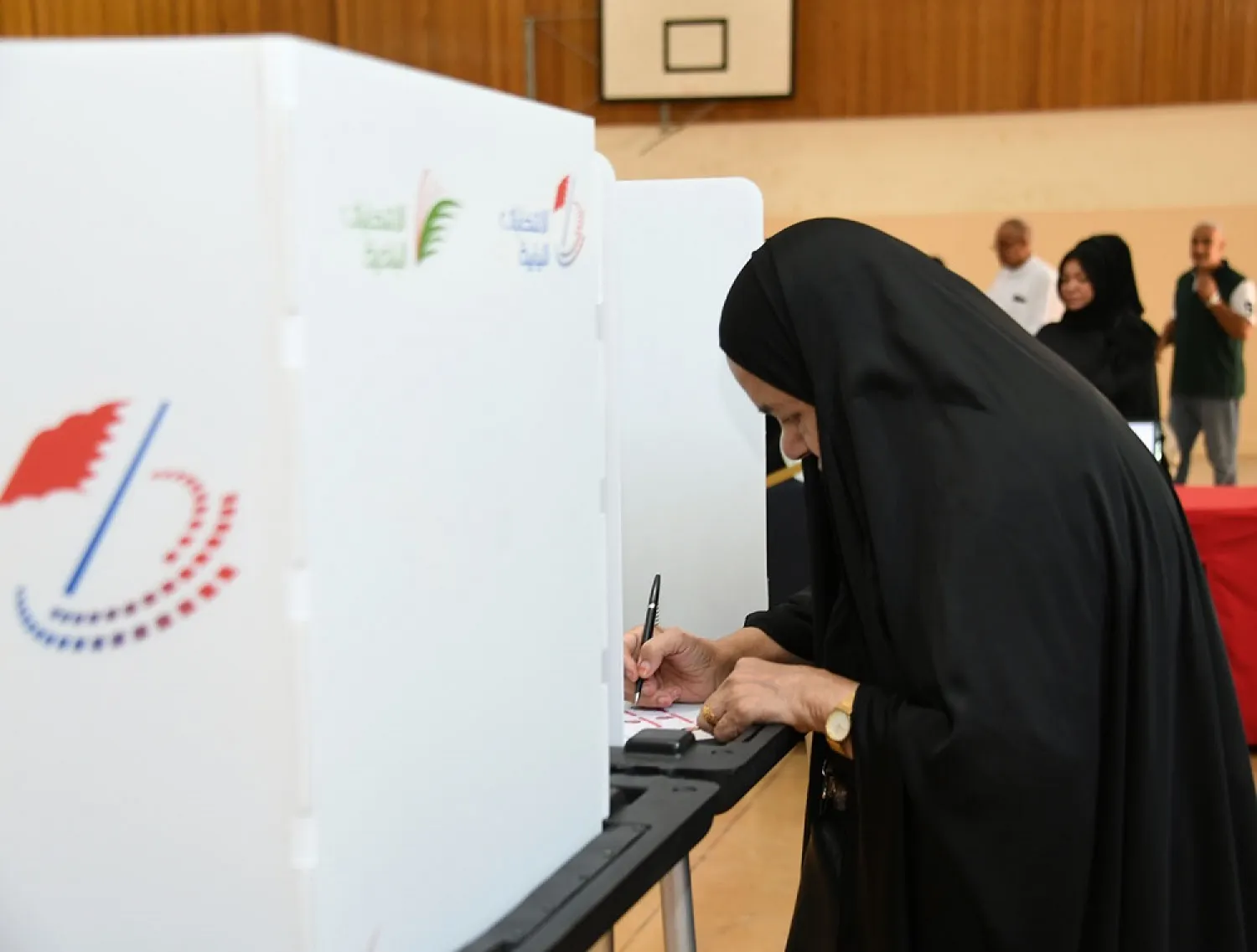 A Bahraini national casts her vote in the parliamentary and municipal elections. (BNA)