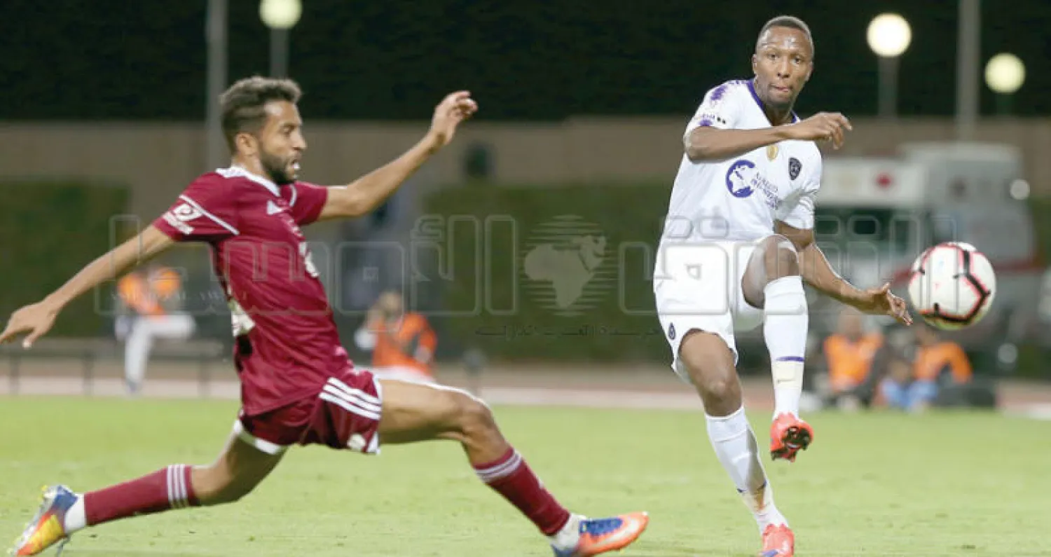 جانب من مواجهة فريقي الهلال والفيصلي أمس (تصوير: علي الظاهري)