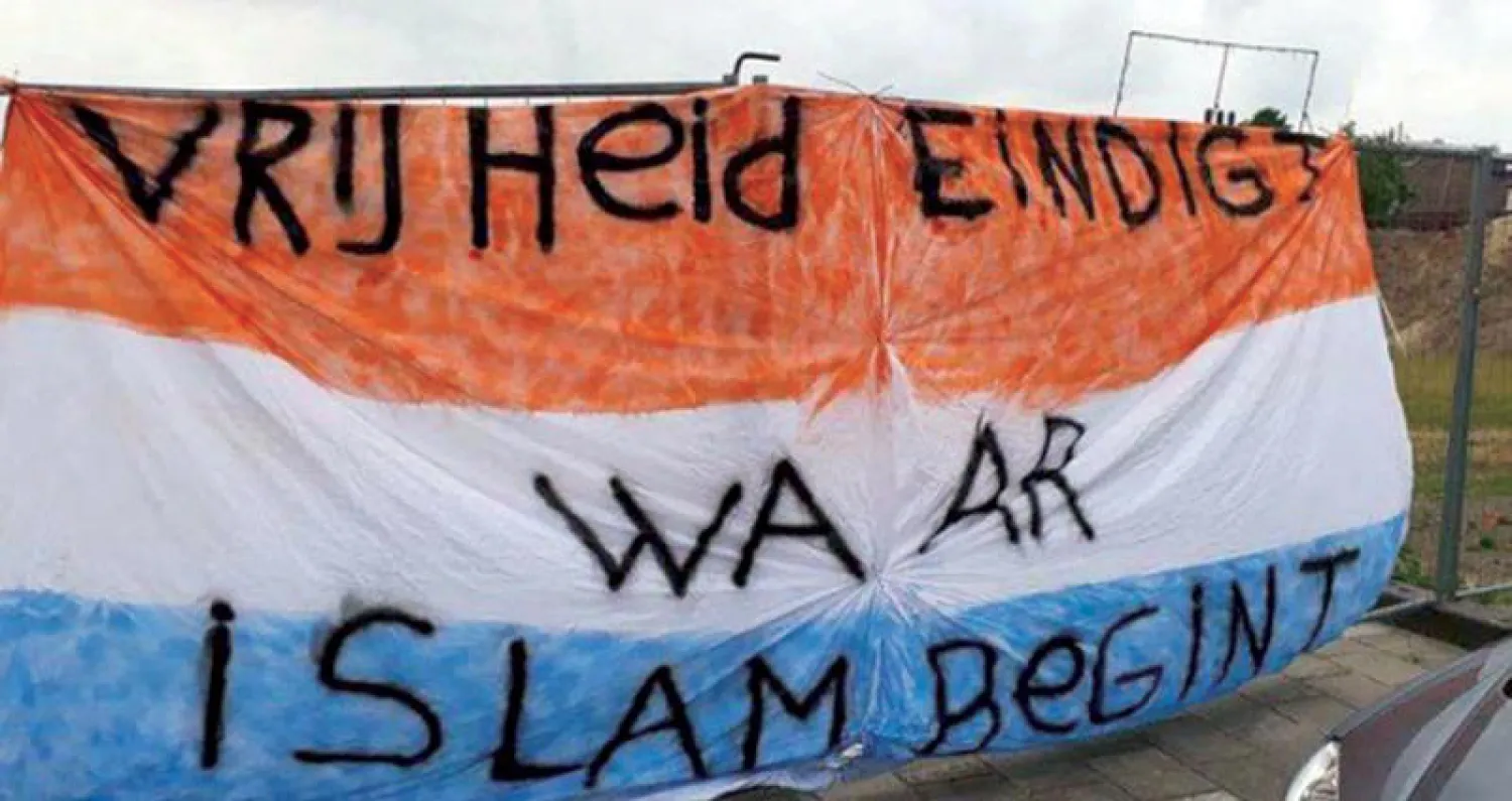 لافتات معادية ضد السلام قرب أحد المساجد الهولندية (موقع حركة فوربوست)