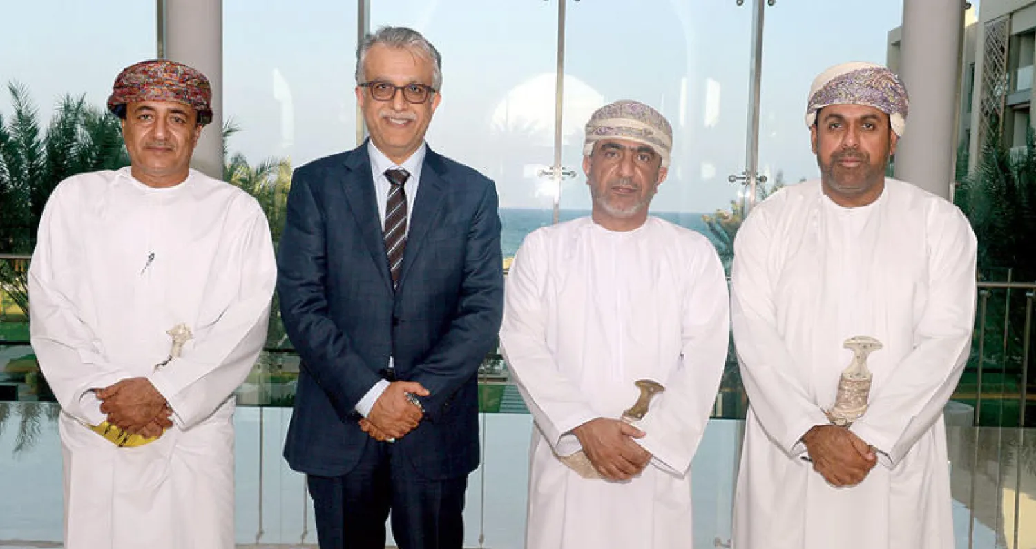سلمان آل خليفة يتوسط مسؤولي الاتحاد العماني لكرة القدم في مسقط أمس («الشرق الأوسط»)