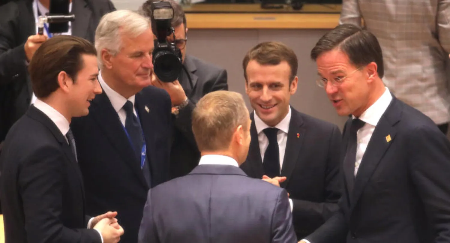 المستشار النمساوي سيباستيان كورتز وميشال بارنييه مع الرئيس الفرنسي إيمانويل ماكرون ورئيس الوزراء الهولندي مارك روتي خلال اجتماع المائدة المستديرة في قمة الاتحاد الأوروبي ببروكسل (رويترز)