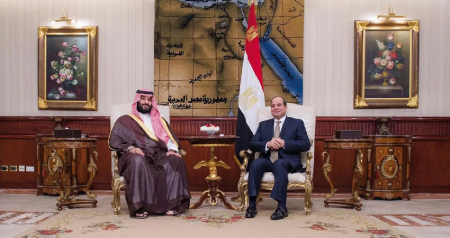 الرئيس السيسي مستقبلاً الأمير محمد بن سلمان في القاهرة أمس (واس)