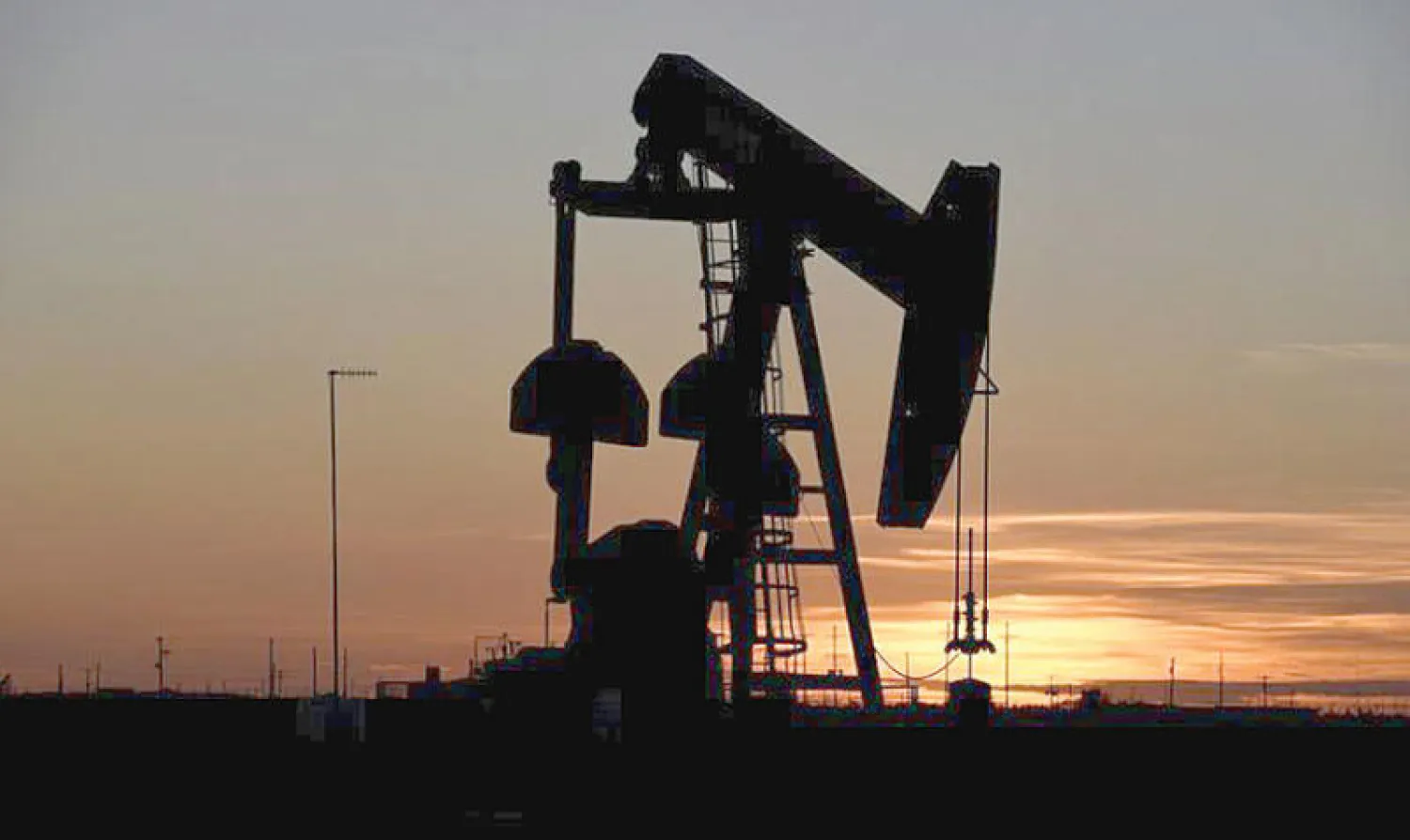 التوقعات تدور حالياً بين 70 و80 دولاراً على المدى المتوسط مقارنة بما بين 80 و90 دولاراً قبل شهر واحد (رويترز)