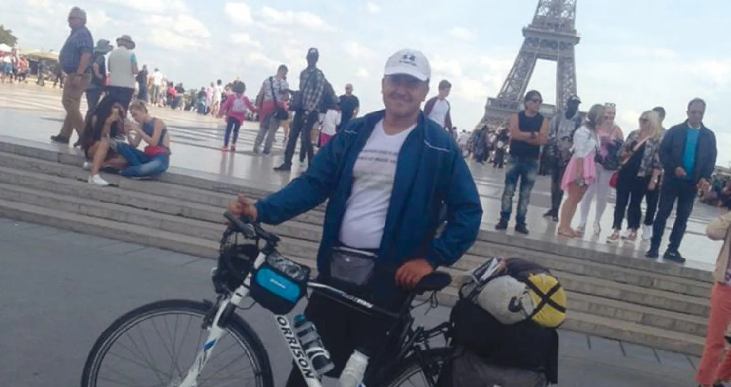 مغربي يطوف أوروبا بدراجته الهوائية داعياً إلى عالم يسوده الحب والاخضرار