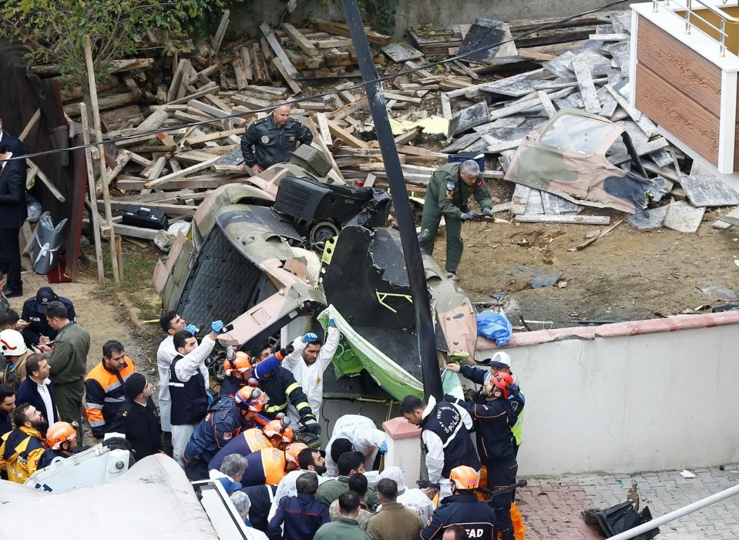 Rescue workers and investigators work at the site of a helicopter crash in Istanbul, Turkey, November 26, 2018, REUTERS/Osman Orsal