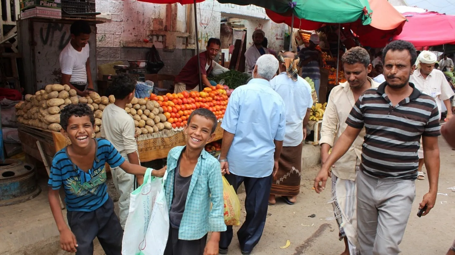 Yemenis shop at a market in Aden. (AFP file photo)