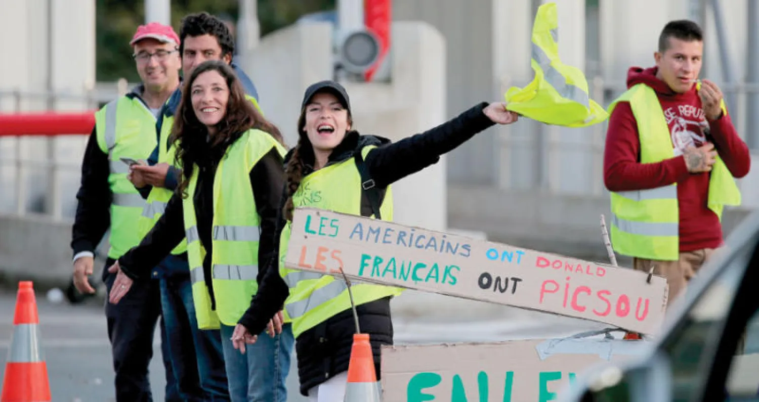 بعض من ذوي «السترات الصفراء» يسيطرون على الطرق السريعة في جنوب غرب فرنسا ويخططون للعودة إلى باريس السبت المقبل (أ.ب)
