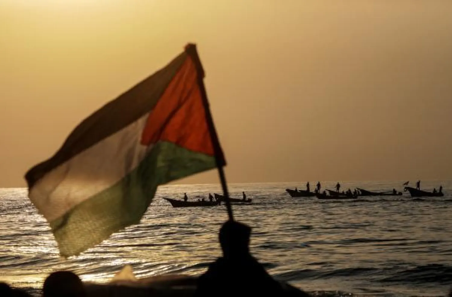 متظاهر فلسطيني خلال احتجاجات قرب الحدود البحرية بين إسرائيل وقطاع غزة (إ.ب.أ)