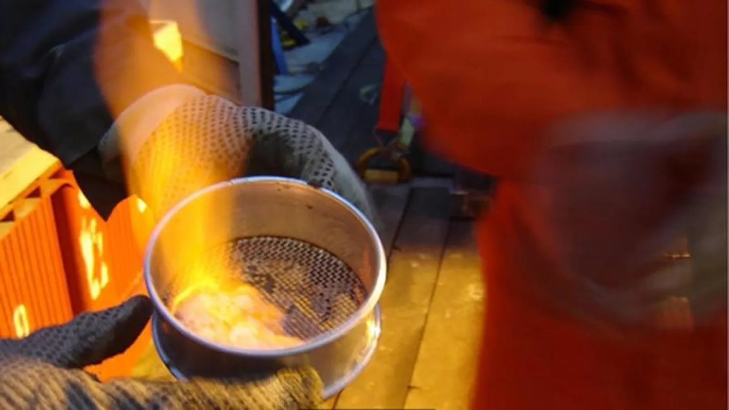 عينات من الثلج المشتعل (بي بي سي)