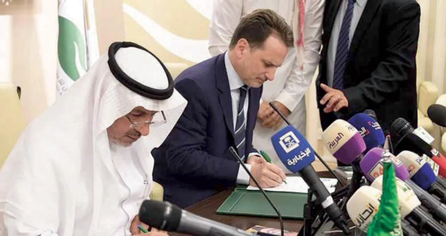 توقيع مذكرة التفاهم بين «أونروا» والسعودية في الرياض أمس («الشرق الأوسط»)