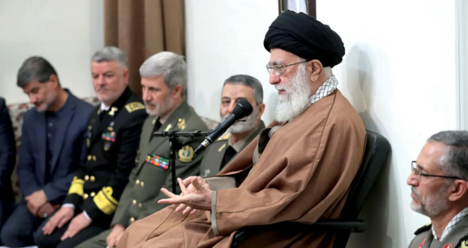 خامنئي خلال اجتماعه مع قادة البحرية الإيرانية في طهران أمس (أ.ف.ب)