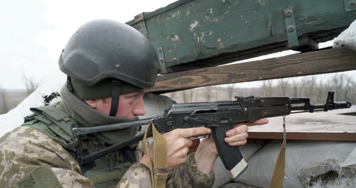 جندي أوكراني على خط النار في شرق البلاد (أ.ب)