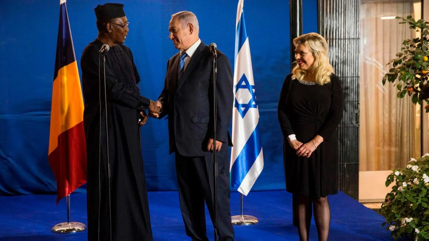  Israeli Prime Minister Benjamin Netanyahu shakes hands with Chadian President Idriss Deby (AFP)