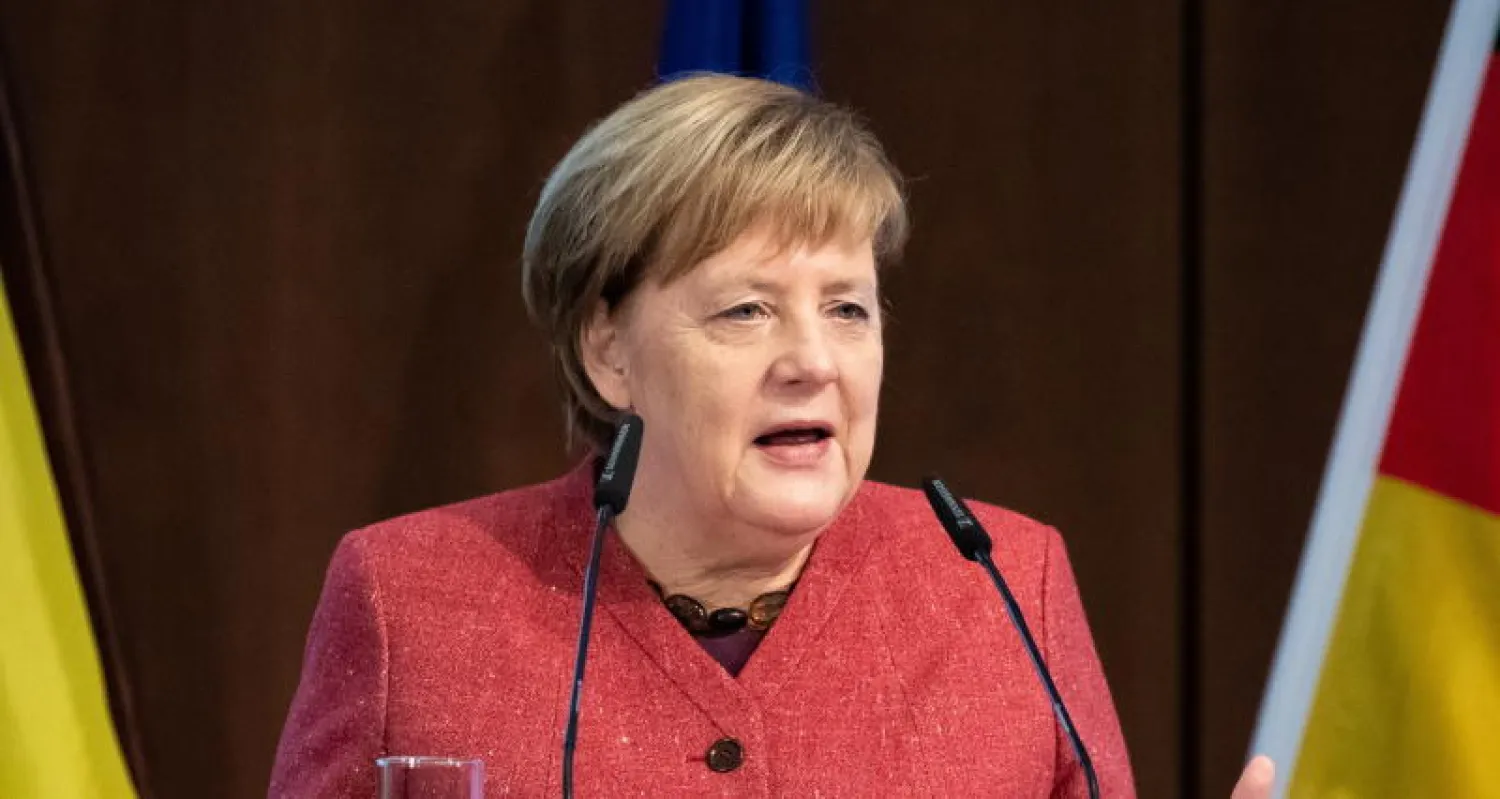 المستشارة الالمانية أنجيلا ميركل تلقي خطابا خلال منتدى اقتصادي ألماني-أوكراني في برلين (إ.ب.أ)