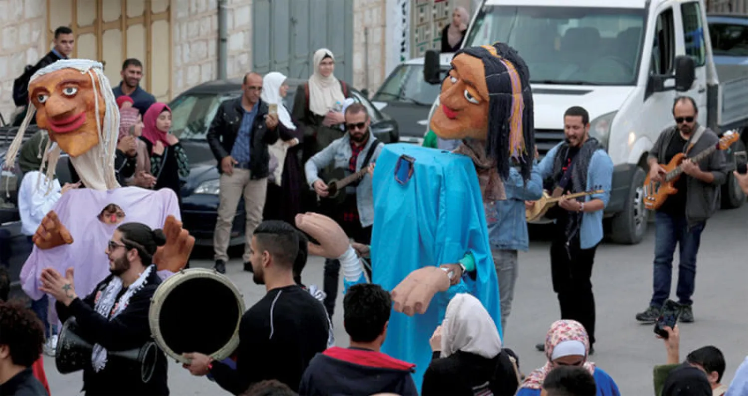 فرق محلية وأوروبية تشارك في {كرنفال الشارع} في نابلس لمناسبة يوم التضامن العالمي مع الشعب الفلسطيني (وفا)