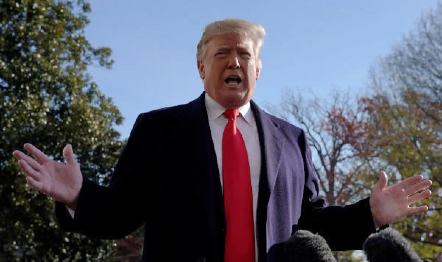 الرئيس الأميركي دونالد ترمب يتحدث للصحافيين في البيت الأبيض أثناء مغادرته للسفر إلى قمة العشرين بالأرجنتين (رويترز)