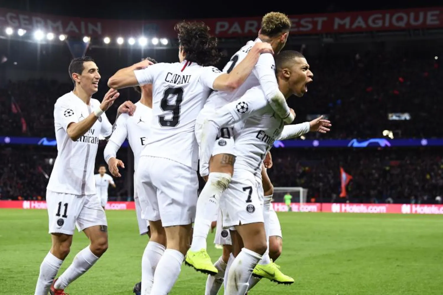 لاعبو باريس سان جيرمان يحتفلون بالفوز على ليفربول بدوري أبطال أوروبا (أ.ف.ب)