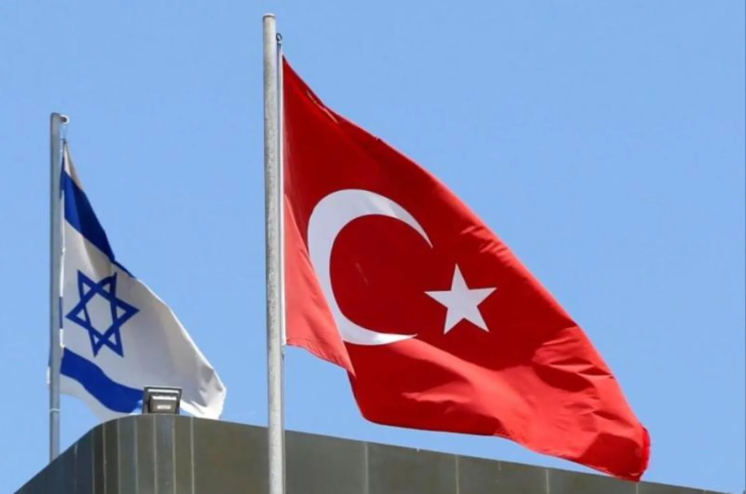 علم تركيا فوق سفارتها في تل أبيب وعلى مقربة منه يبدو العلم الإسرائيلي (رويترز)