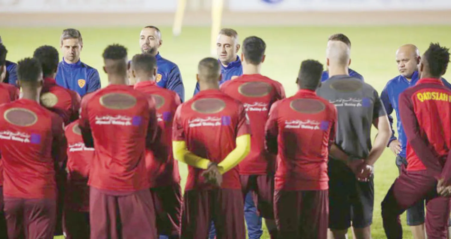 فيتفيا خلال لقائه مع اللاعبين في التدريبات (المركز الإعلامي بنادي القادسية)