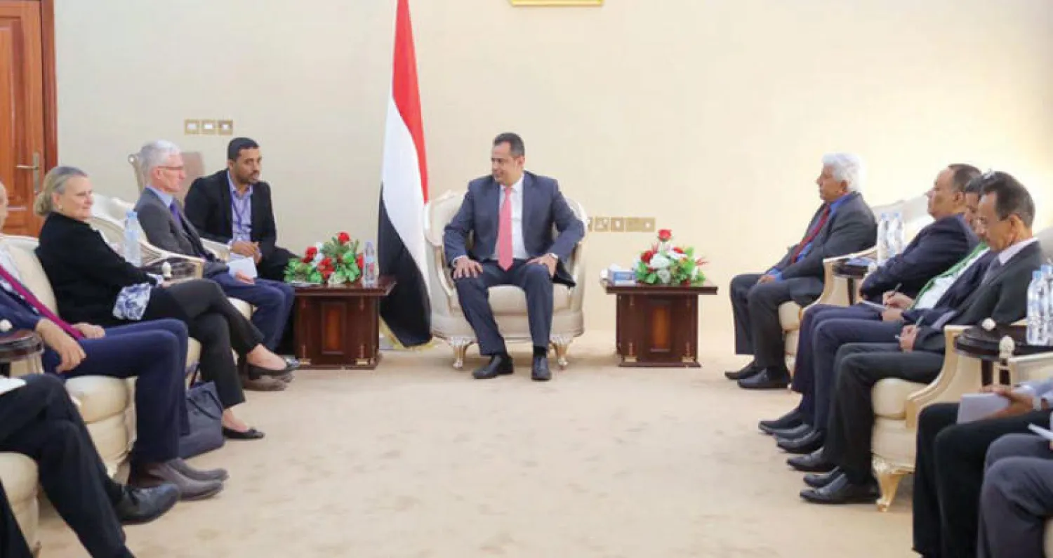 الدكتور معين عبد الملك لدى استقباله لوكوك في عدن أمس (سبأ)