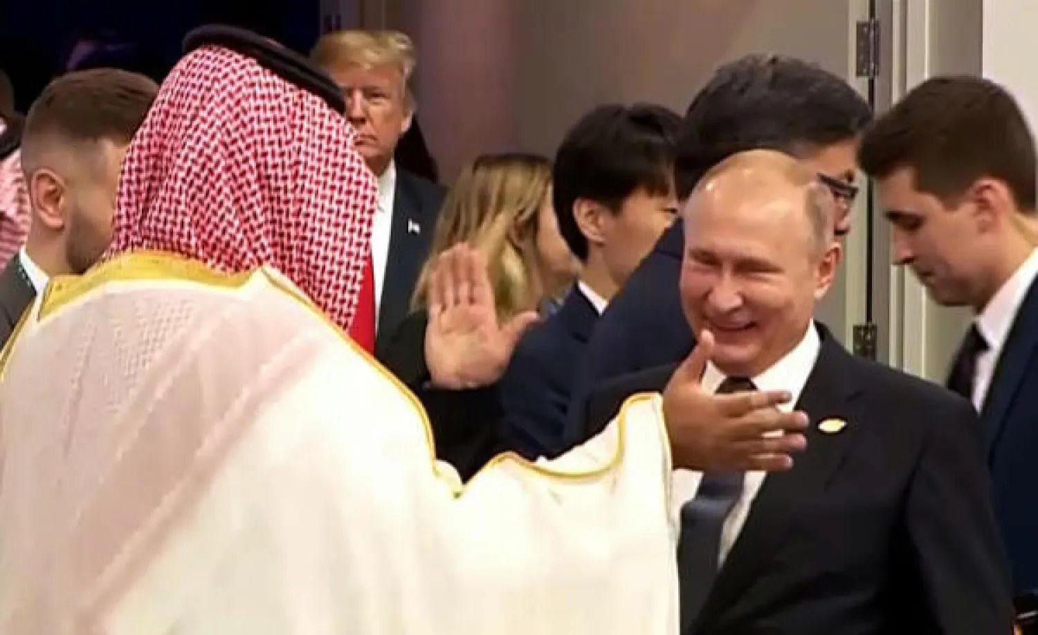 جانب من المصافحة الحارة بين ولي العهد السعودي الأمير محمد بن سلمان والرئيس الروسي فلاديمير بوتين (أ.ف.ب)