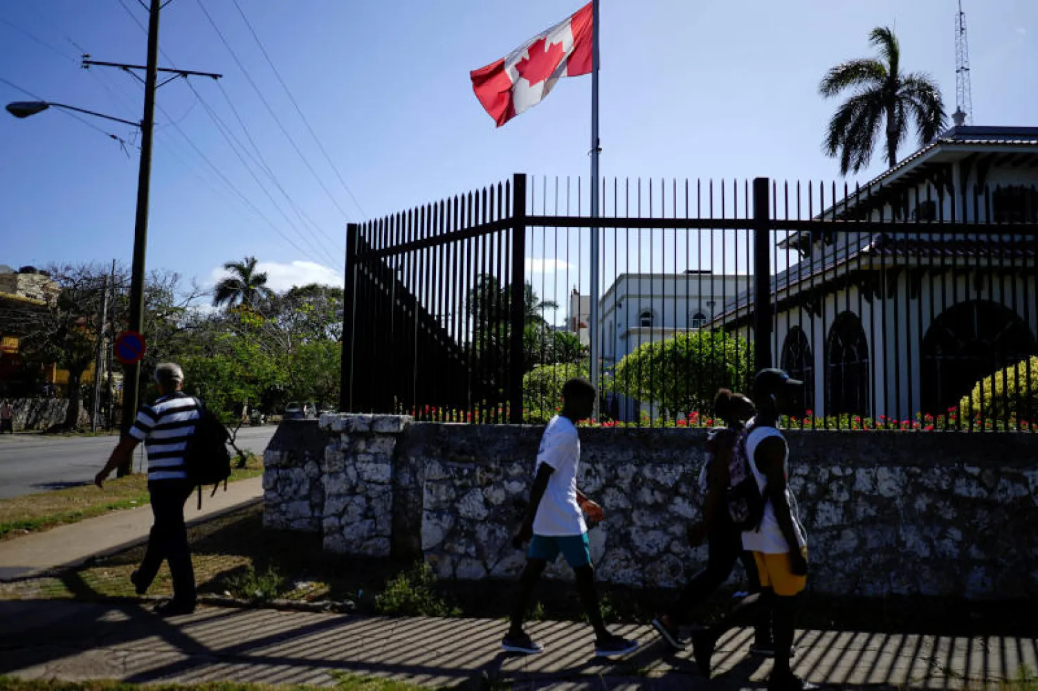 مقر السفارة الكندية في هافانا (رويترز)