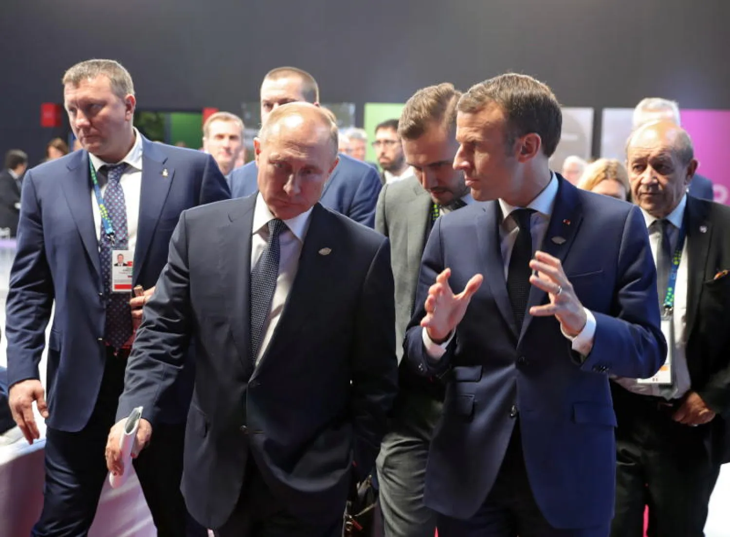 الرئيس الفرنسي إيمانويل ماكرون ونظيره الروسي فلاديمير بوتين يتحدثان على هامش قمة مجموعة العشرين في الأرجنتين (إ.ب.أ)