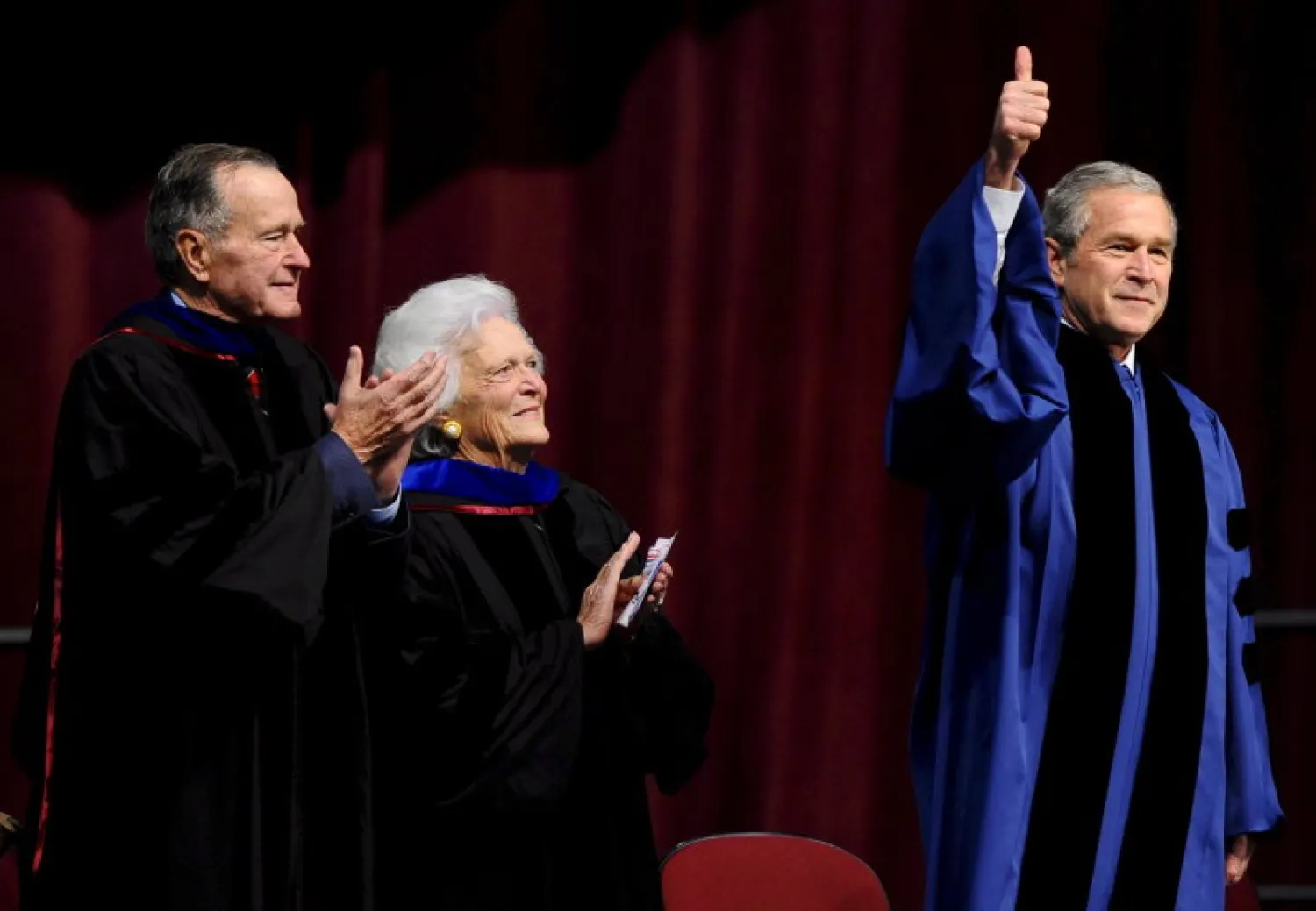 جورج بوش الأب وزوجته باربارا برفقة نجلهما جورج بوش الابن (إ.ب.أ) 