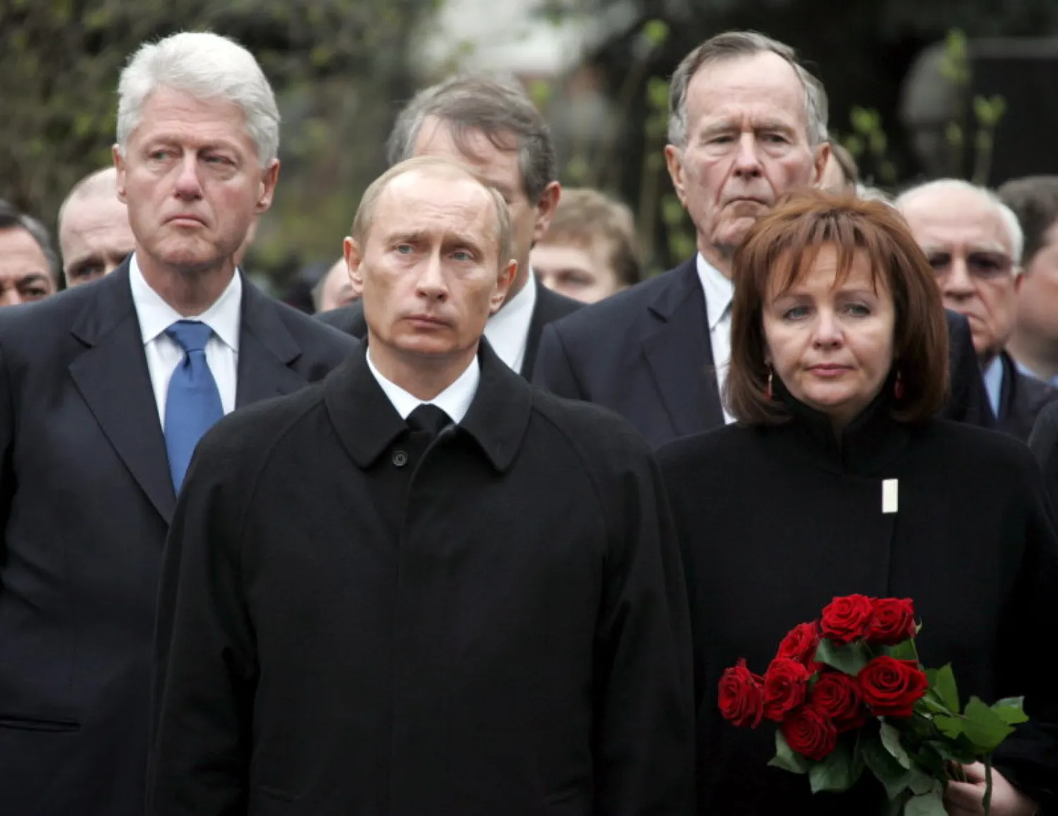 الرئيس الروسي فلاديمير بوتين والرئيسان بيل كلينتون وجورج بوش الأب في جنازة بوريس يلتسن (إ.ب.أ)