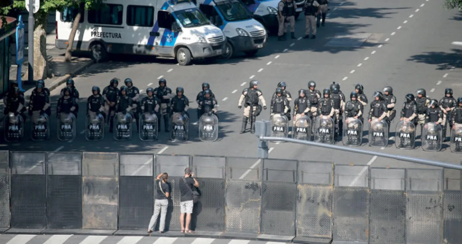 من الإجراءات الأمنية التي فرضتها الشرطة الأرجنتينية لتأمين قمة مجموعة العشرين (رويترز)