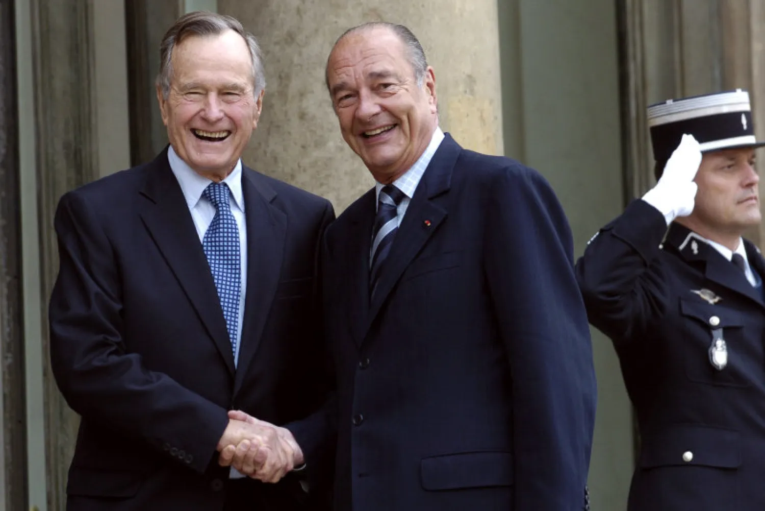 مع الرئيس الفرنسي الأسبق جاك شيراك (أ.ف.ب)