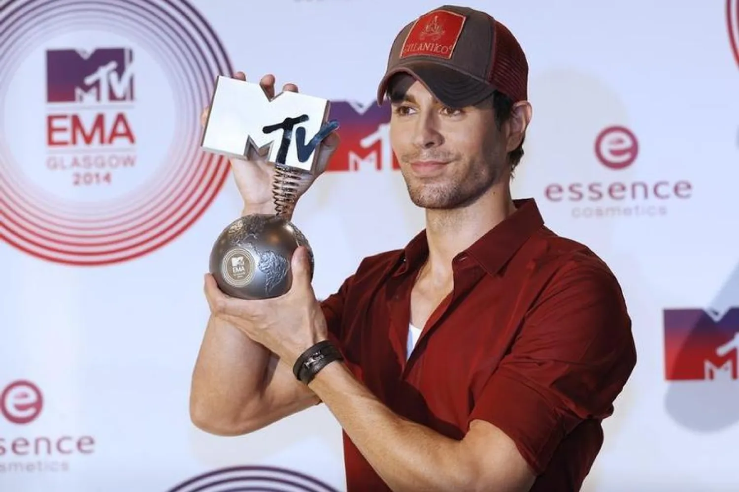 Best World Stage award winner, Singer Enrique Iglesias, poses during the 2014 MTV Europe Music Awards at the SSE Hydro Arena in Glasgow, Scotland, November 9, 2014. REUTERS/Russell Cheyne