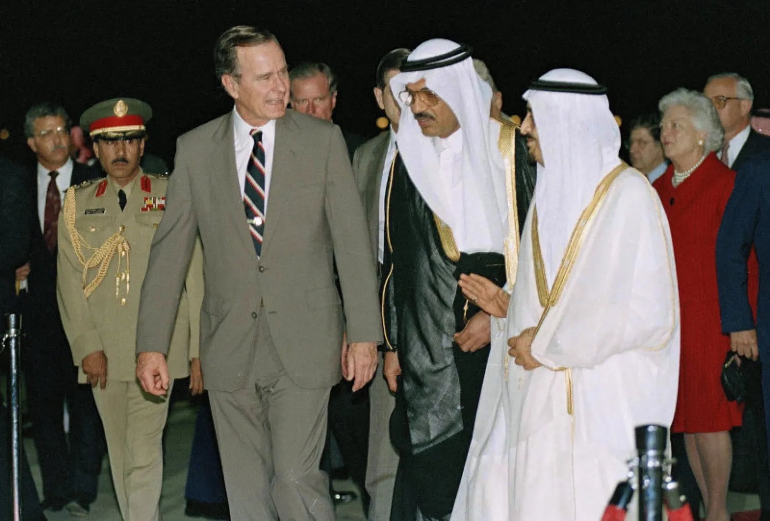 الرئيس الأميركي الراحل جورج بوش الأب وملك السعودية الراحل فهد بن عبد العزيز آل سعود في الرياض (أ.ب)