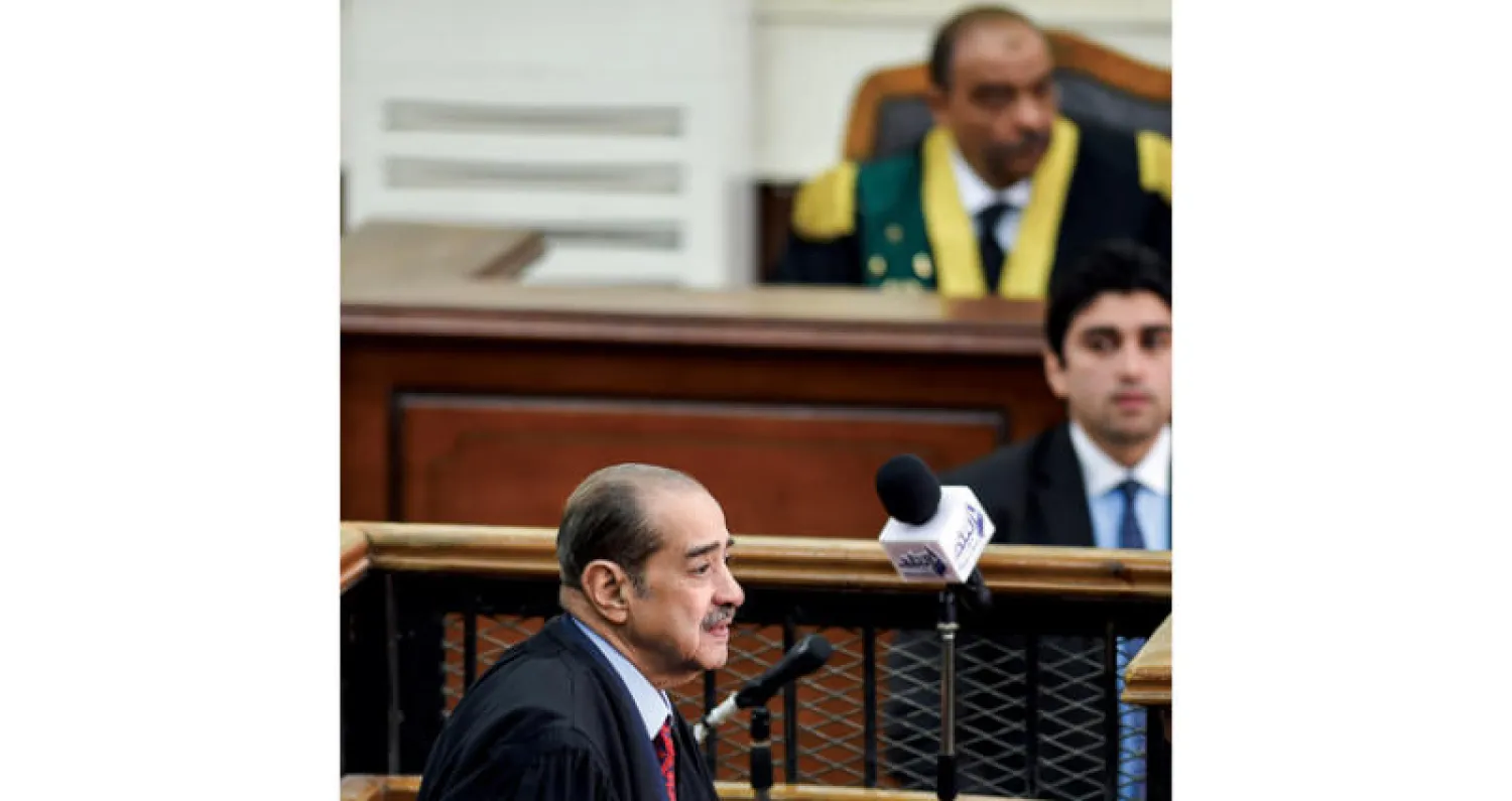 المحامي المصري فريد الديب الموكل من الرئيس الأسبق حسني مبارك أمام محكمة جنايات القاهرة أمس (أ.ف.ب)