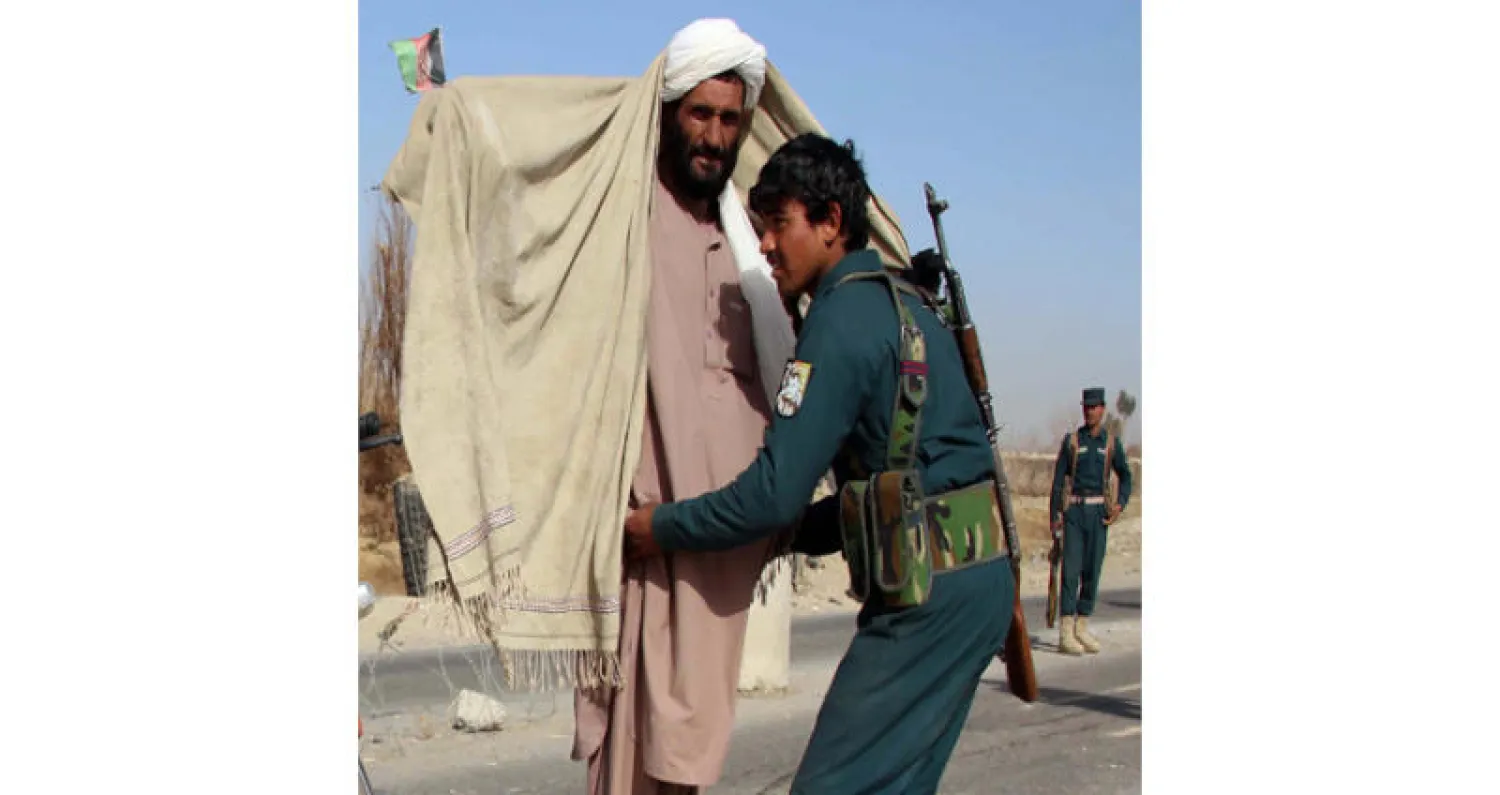 إجراءات أمنية مكثفة في هلمند أمس عقب مقتل الملا عبد المنان القيادي في حركة «طالبان» (إ.ب.أ)