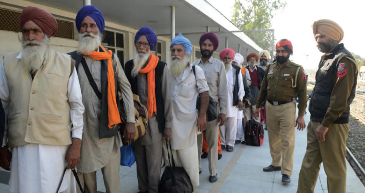 طابور من السيخ العائدين إلى الهند بعد ممارسة طقوس في باكستان (أ.ف.ب)