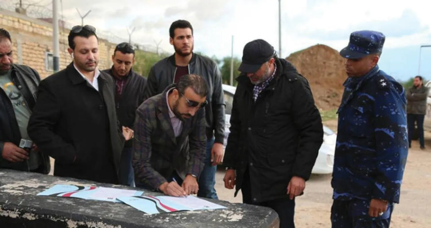 صورة وزعتها قوات الردع والتدخل المشتركة في طرابلس لوقائع تسليم معسكر للجيش إلى جهة حكومية