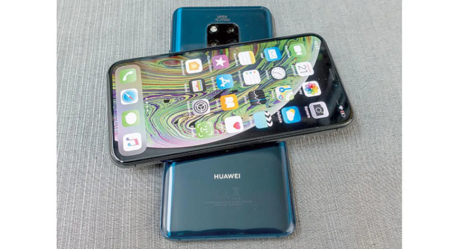 «مايت 20 برو» في الأسفل يشحن «آيفون» لاسلكيا