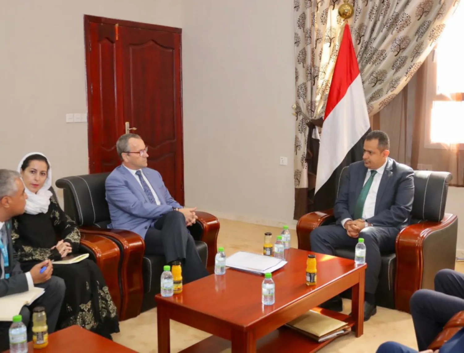 Meeting between Yemen's Prime Minister Maeen Abdulmalik and UNICEF’s Regional Director for the Middle East and North Africa Geert Cappelaere. Saba 


