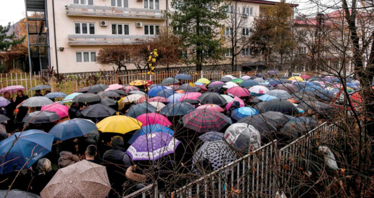 صرب كوسوفو يتظاهرون ضد فرض رسوم عالية على الواردات الصربية في مدينة ميتروفيكا الثلاثاء الماضي (أ.ف.ب)