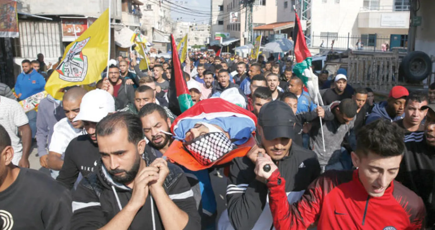 من تشييع الشاب الفلسطيني محمد حبالي في مخيم طولكرم أمس (أ.ب)