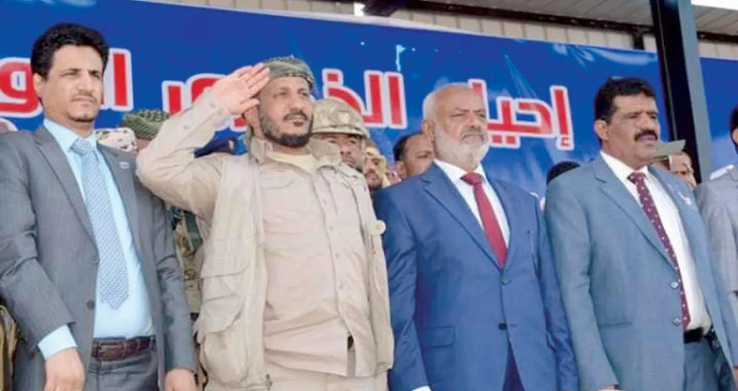 طارق صالح ومحافظ الحديدة خلال مهرجان في الخوخة لإحياء ذكرى مقتل صالح