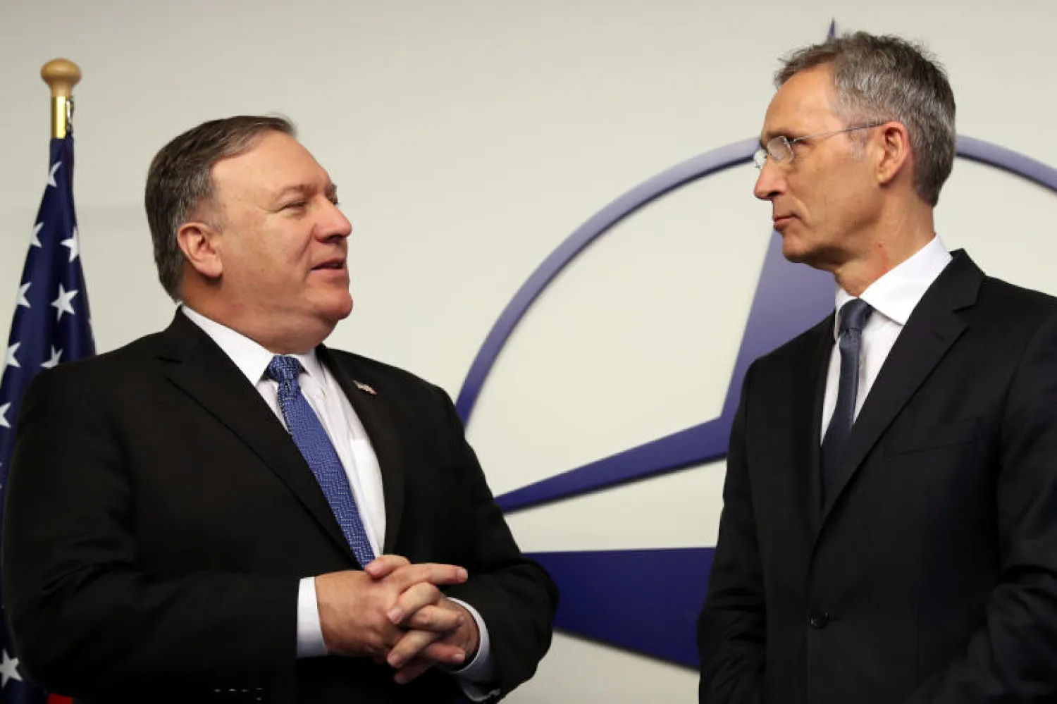 وزير الخارجية الأميركي مايك بومبيو مع الأمين العام للحلف الأطلسي ينس ستولتنبرغ (رويترز)